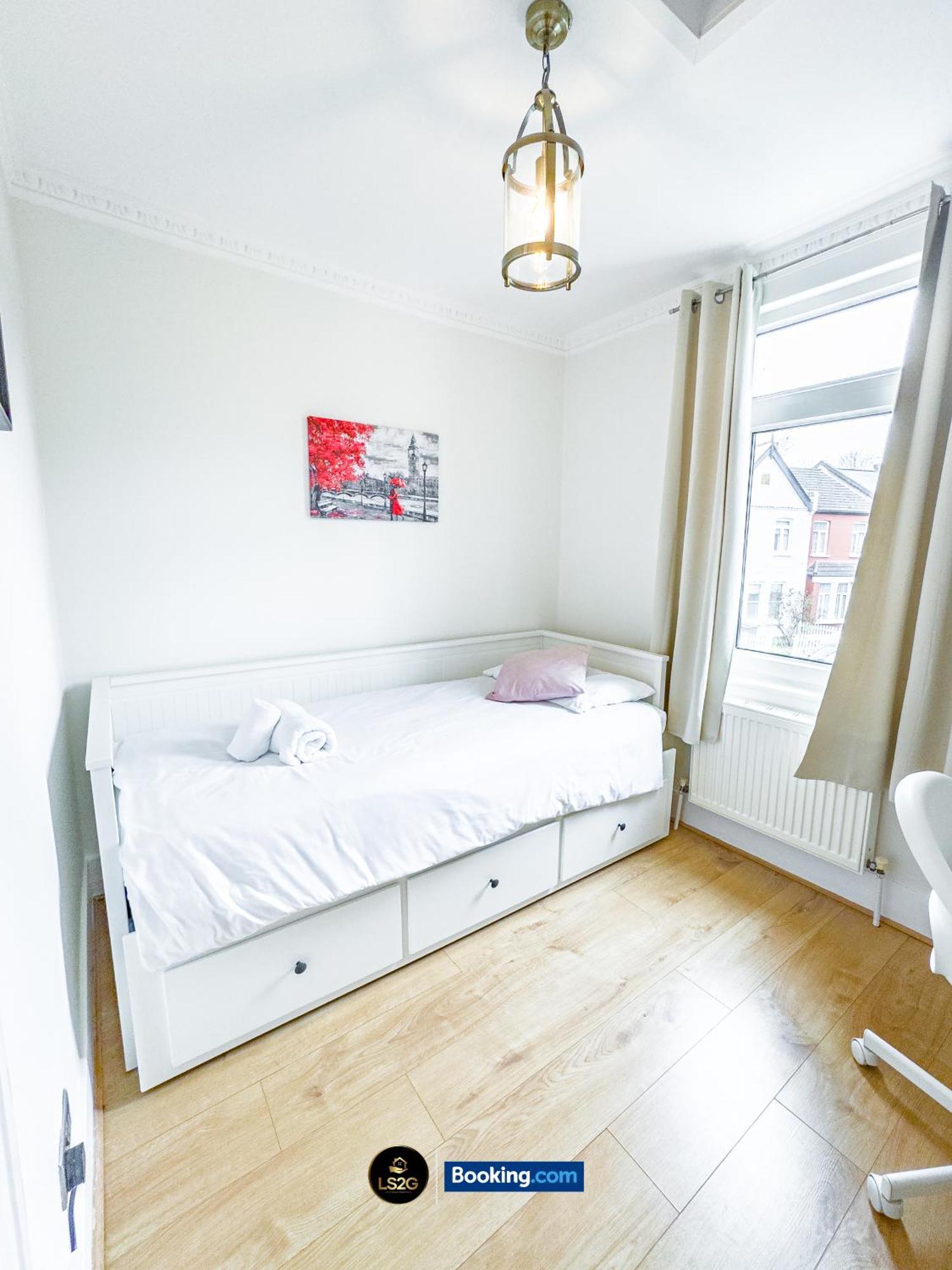 Stunning House By Ls2G Short Lets & Serviced Accommodation Greater London With Free Wifi Exterior photo