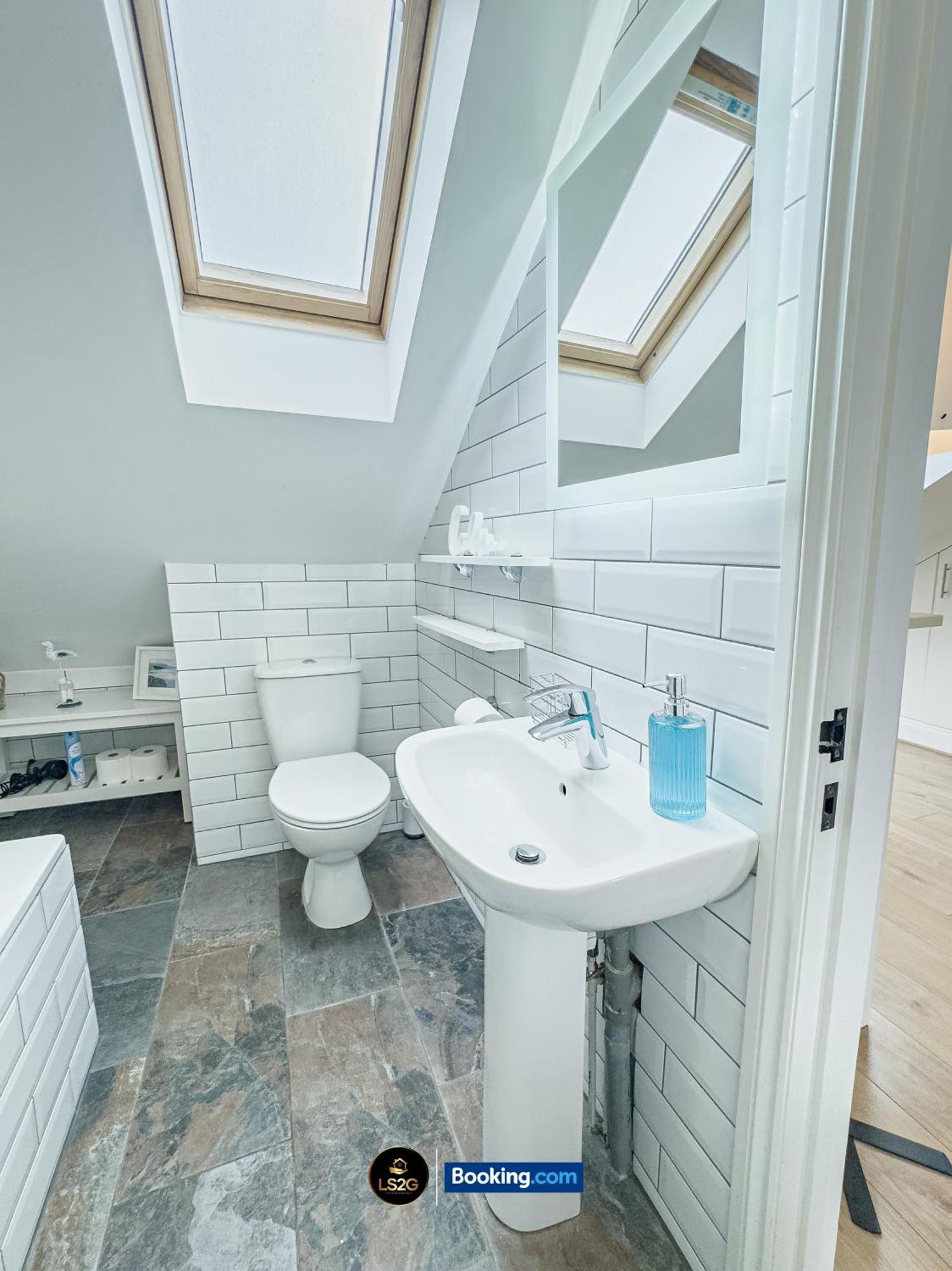 Stunning House By Ls2G Short Lets & Serviced Accommodation Greater London With Free Wifi Exterior photo