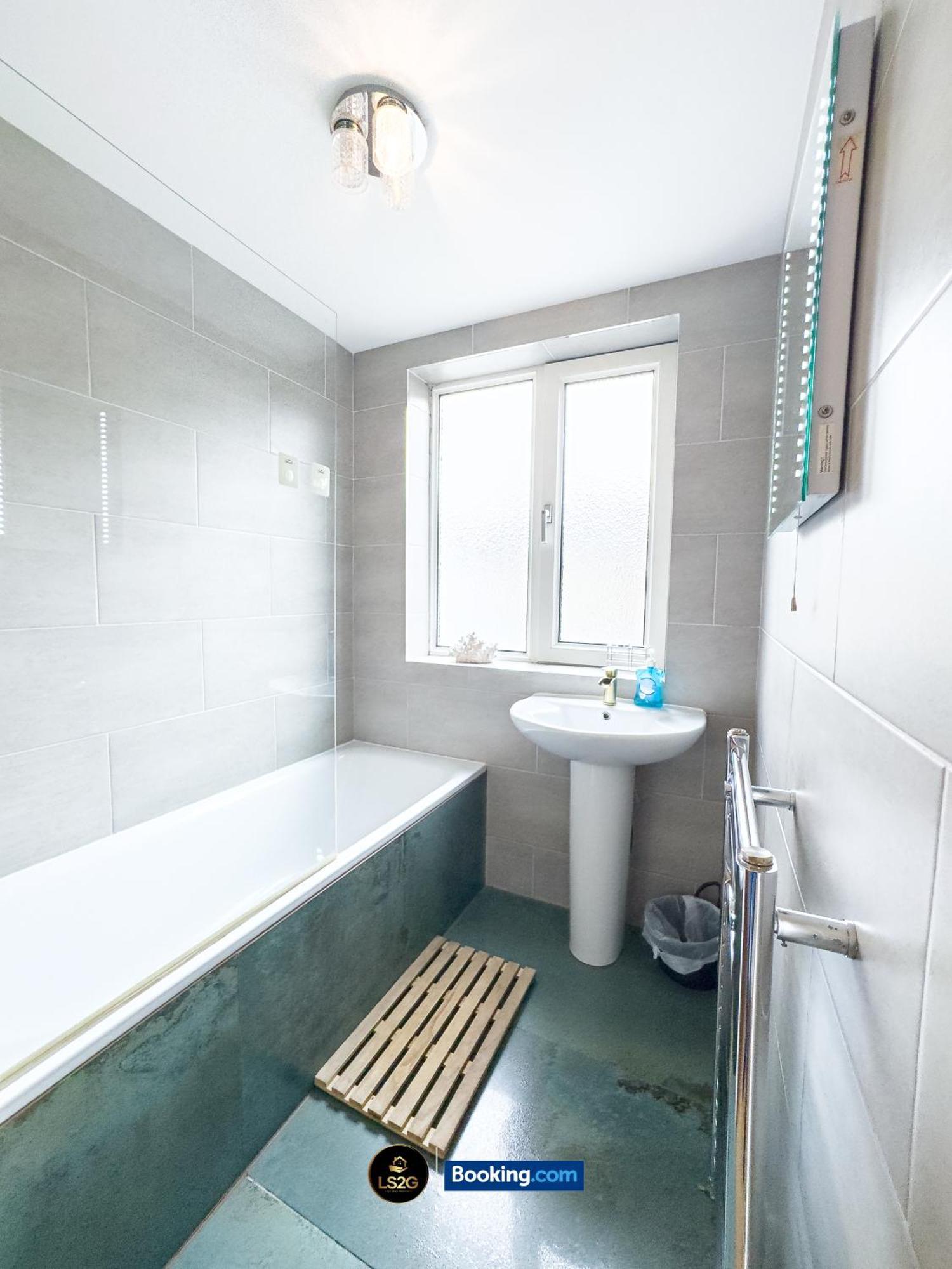 Stunning House By Ls2G Short Lets & Serviced Accommodation Greater London With Free Wifi Exterior photo