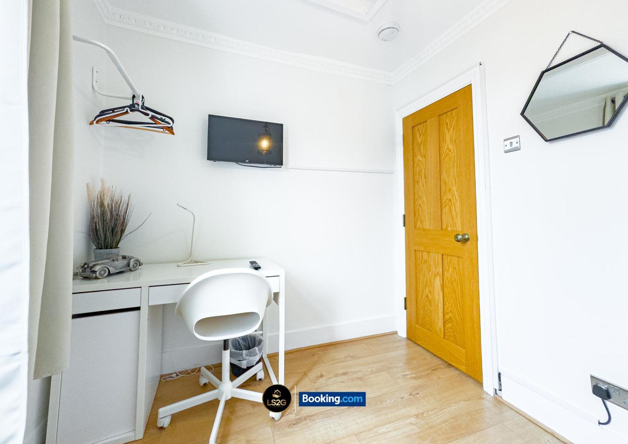 Stunning House By Ls2G Short Lets & Serviced Accommodation Greater London With Free Wifi Exterior photo