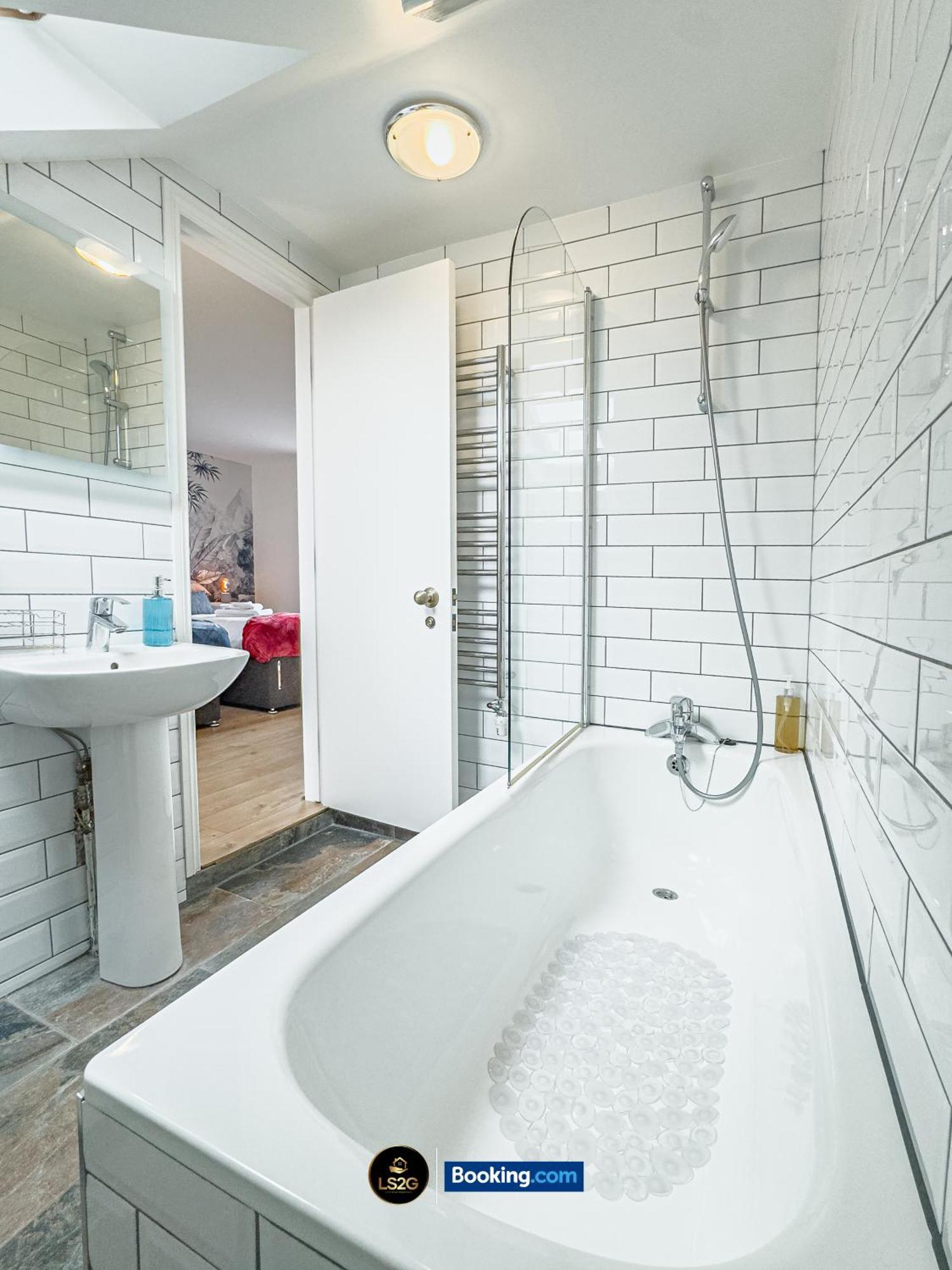 Stunning House By Ls2G Short Lets & Serviced Accommodation Greater London With Free Wifi Exterior photo