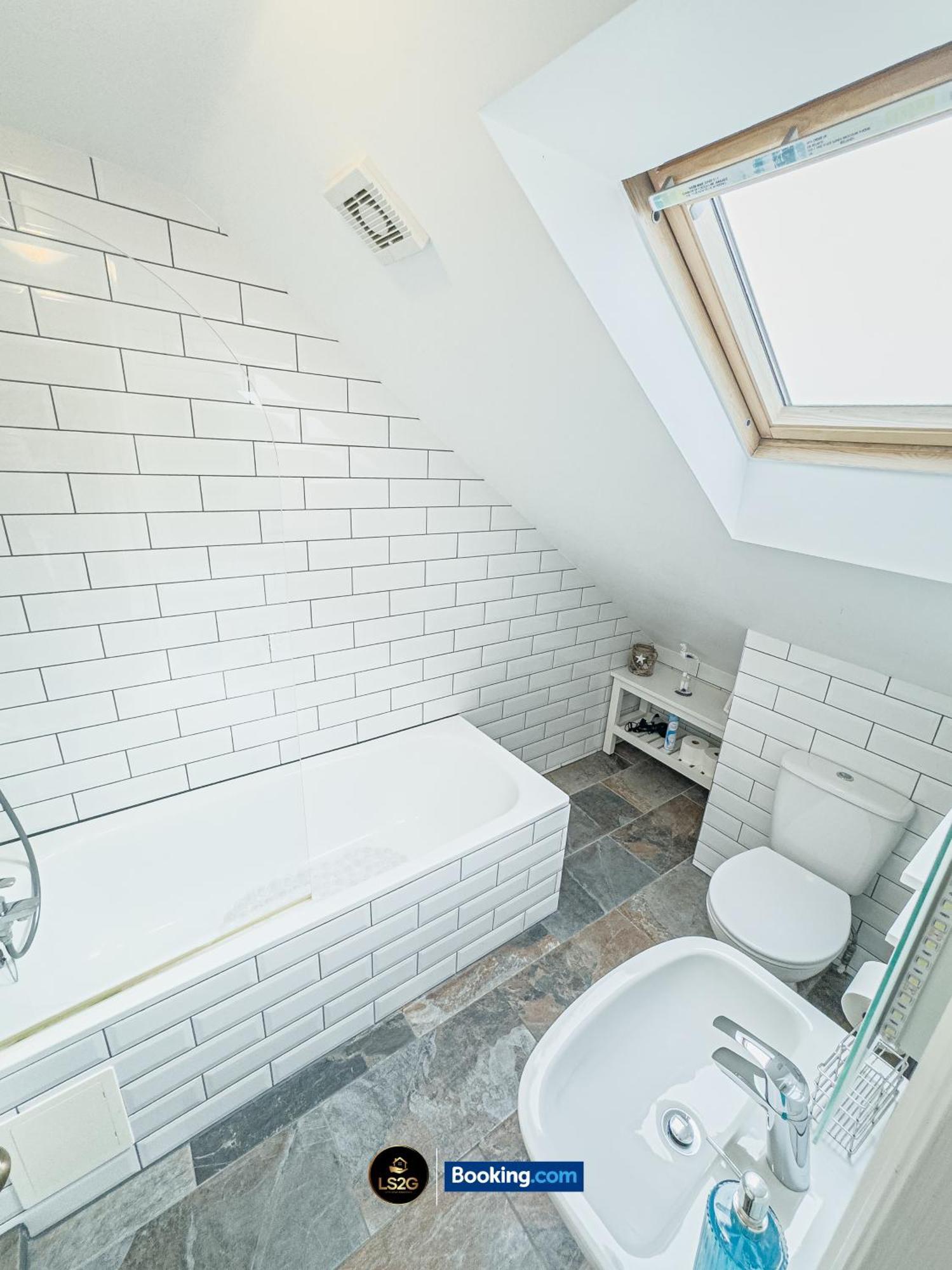 Stunning House By Ls2G Short Lets & Serviced Accommodation Greater London With Free Wifi Exterior photo